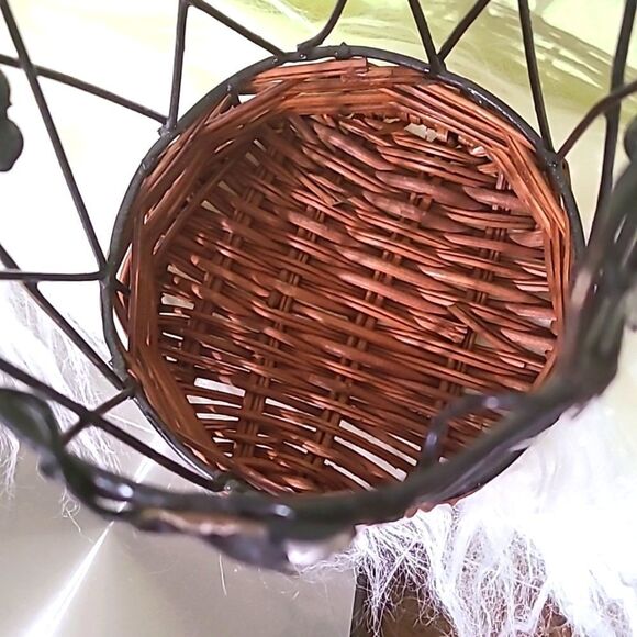 Single Bottle Wine Carrier with Metal Leaves & Wicker - Picture 6 of 7